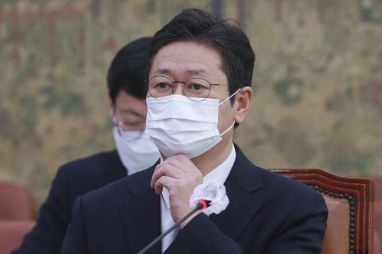 마황희 문화체육관광부 장관 후보자가 9일 오전 서울 여의도 국회에서 열린 인사청문회에서 마스크를 만지고 있다.  <연합뉴스>